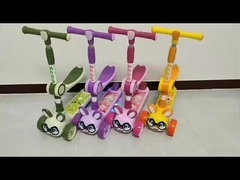 শিশুরা স্কুটার থ্রি হুইল সাইকেল লাথি মারছে